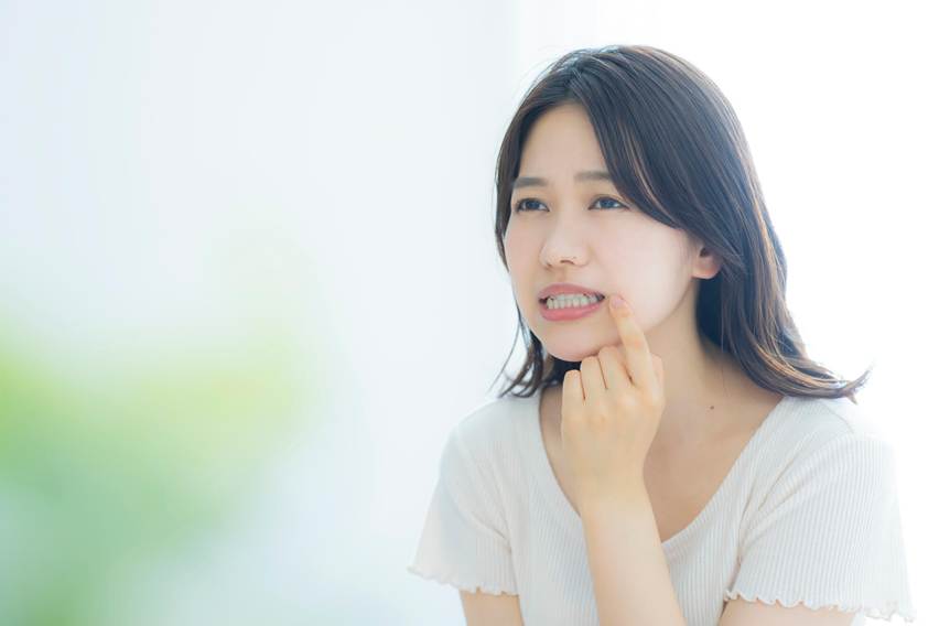 横顔に顎がないと感じる原因は？与える印象や改善ポイントを徹底解説