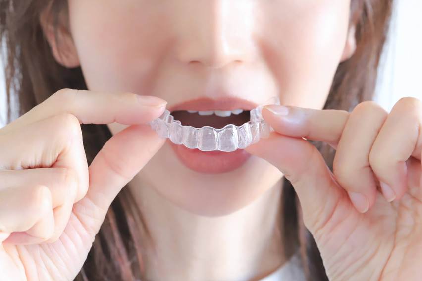 マウスピース矯正はやっぱり痛い？痛みの程度や緩和の方法を解説