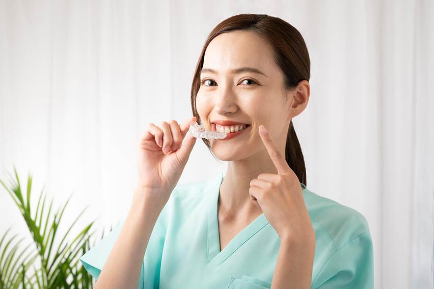 インビザラインの費用は？かかるコストや安くする方法を解説