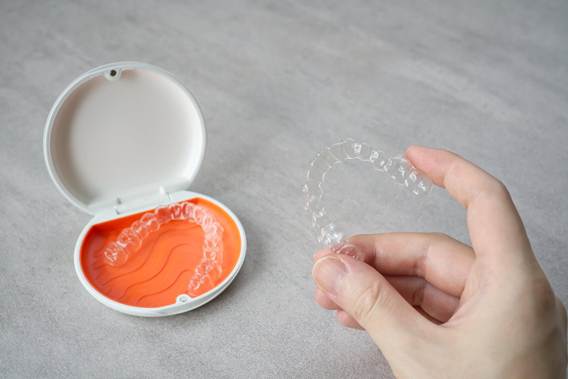 インビザラインの浮きはどこまでが許容範囲？浮く理由や対処法も解説