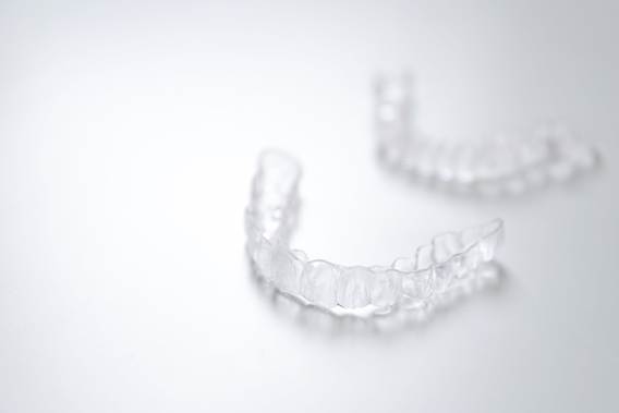 リテーナーはいつまで必要？装着期間の目安とやめるタイミングを解説